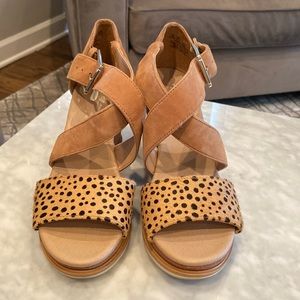 Neutral Wedge Sandal with leopard print
